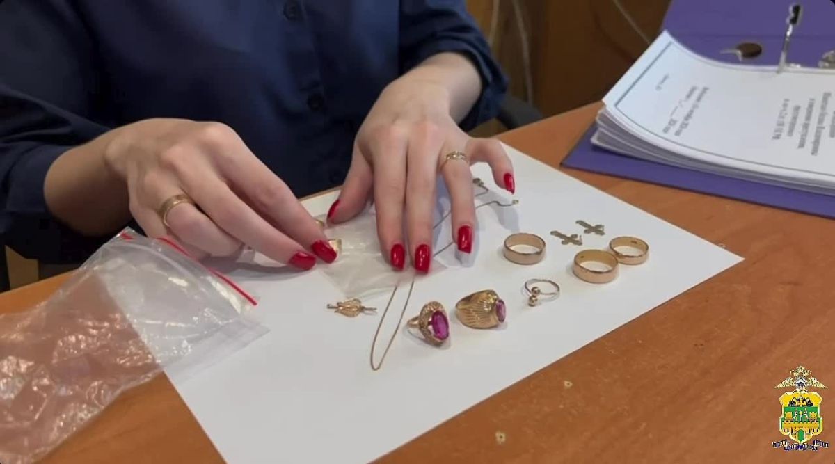 Родственница украла золото у пенсионерки