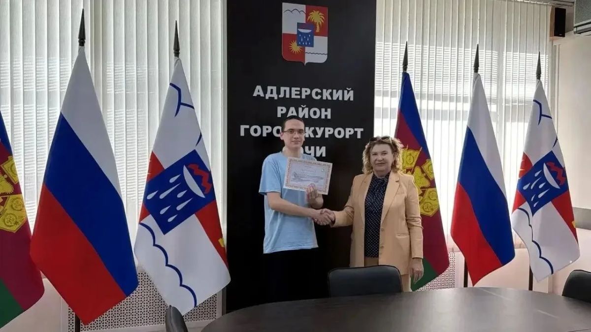 Сочинскому участнику акции «Будь со страной!» вручили сертификат на авиаперелет