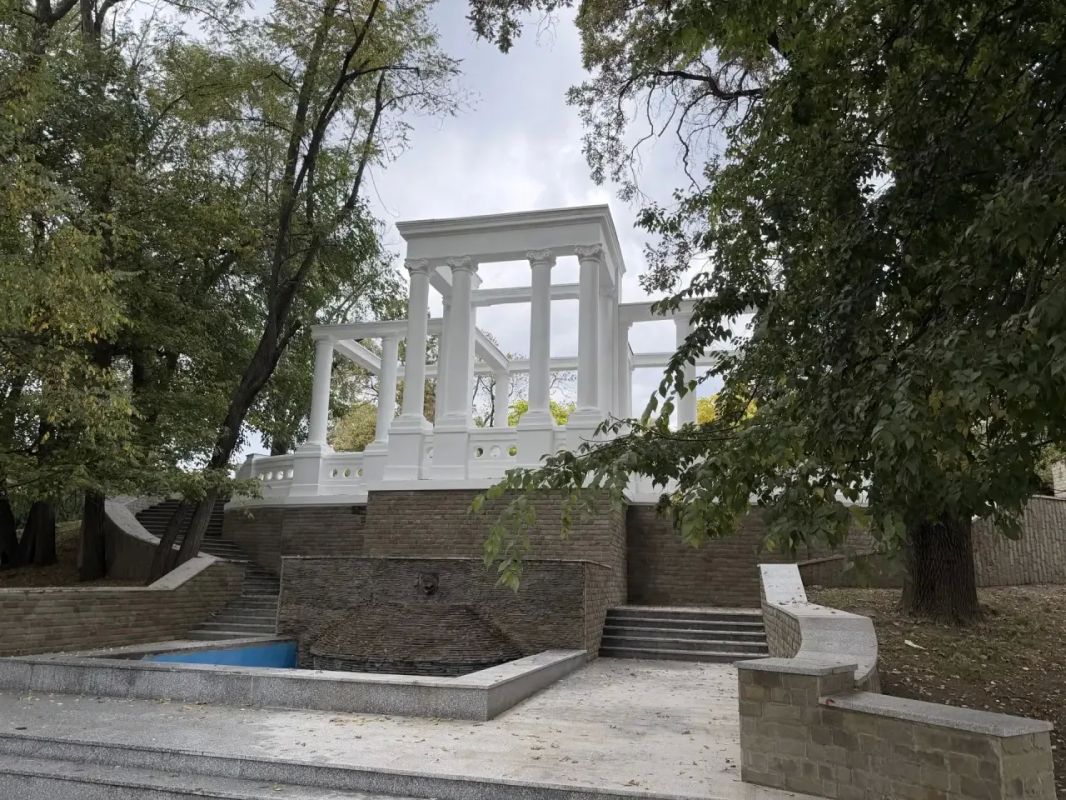 В Городском саду Краснодара закончили ремонт колоннады, которой почти 100 лет