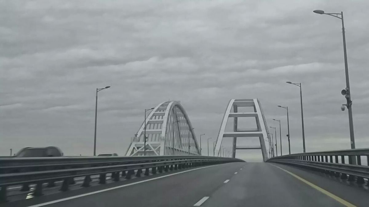 У Крымского моста утром в четверг растет очередь