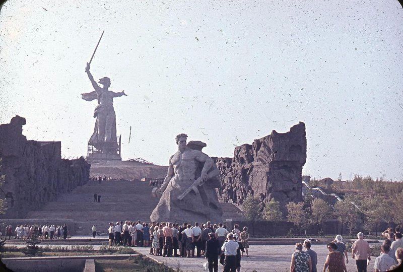 15 октября 1967 года на Мамаевом кургане в Волгограде торжественно открыли памятник-ансамбль «Героям Сталинградской битвы»