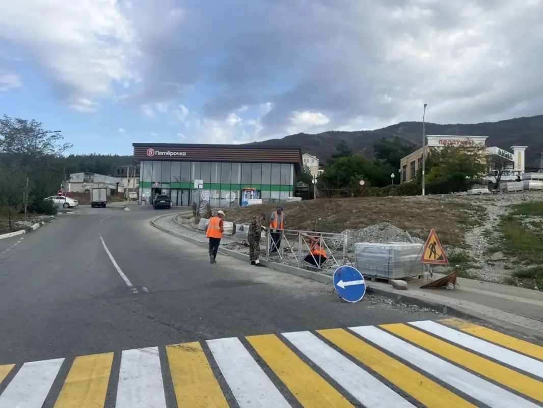 В Геленджике обновляют тротуары на двух улицах