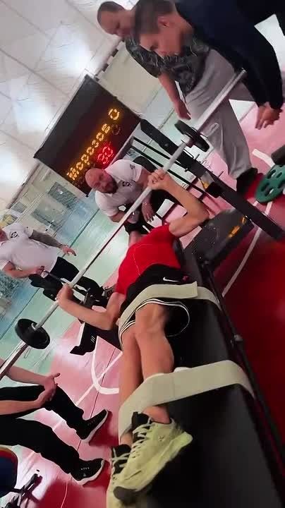 В рамках инклюзивного проекта «Сила без границ 2.0» прошли открытые соревнования по жиму штанги лёжа — и это был настоящий праздник силы, упорства и преодоления себя!