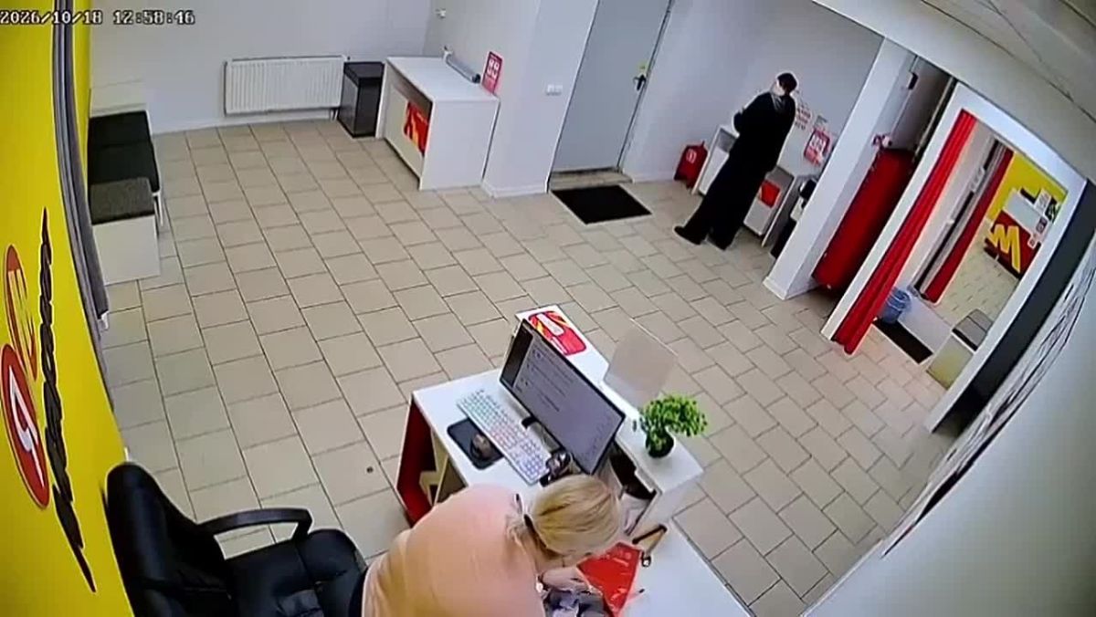 Подросток выносит заказы из пунктов выдачи в Краснодаре