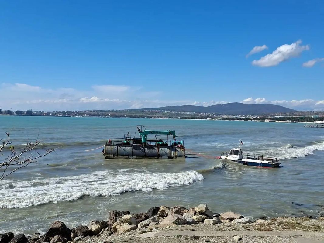 Еще одно судно оказалось на мели из-за шторма в Черном море