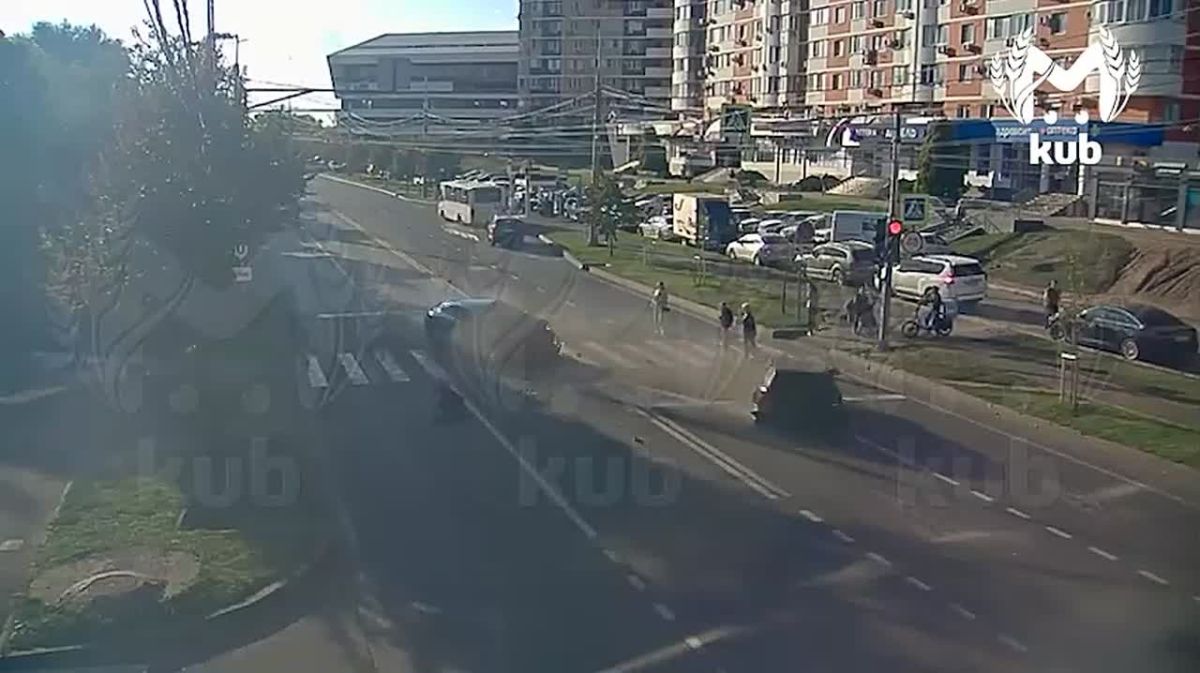 Момент аварии на 70-летия Октября в Краснодаре попал на видео
