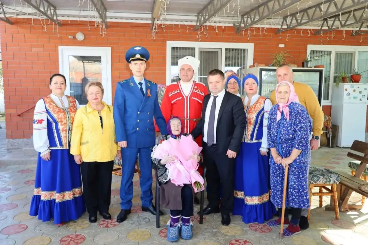 Прокуратура Брюховецкого района поздравила ветерана Великой Отечественной войны со 100-летним юбилеем