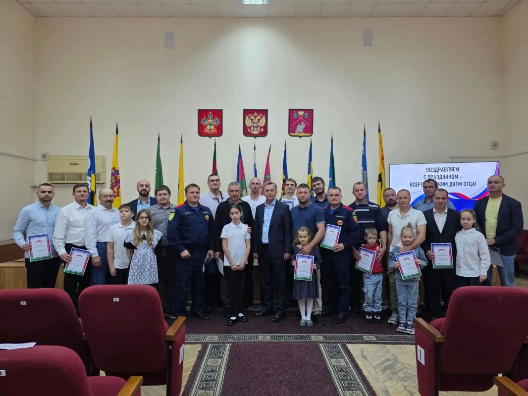 В Выселковском районе поздравили отцов-пожарных