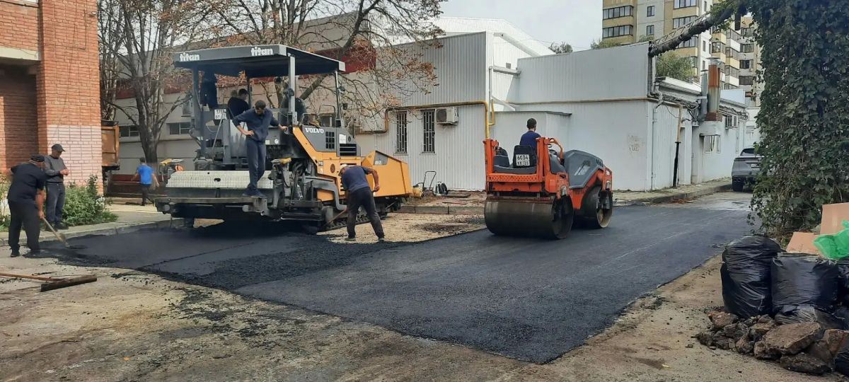 В АРМАВИРЕ ПРИВОДЯТ В ПОРЯДОК ПОДЪЕЗДНЫЕ ПУТИ К МНОГОКВАРТИРНЫМ ДОМАМ