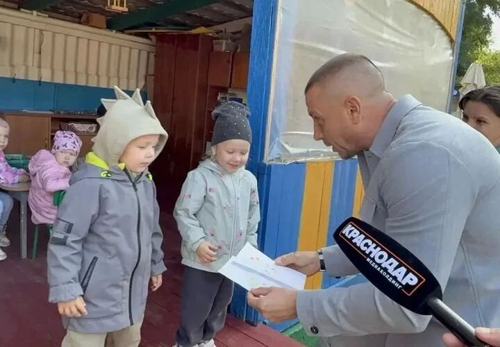 Депутат Гордумы Краснодара Андрей Анашкин совместно с главой администрации станицы Старокорсунской Викторией Бедной проверил исполнение наказов жителей