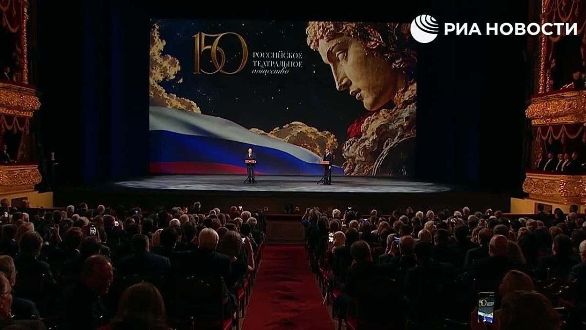 Путин поздравил со 150-летием создания театрального сообщества России всех, кто служит отечественному театру