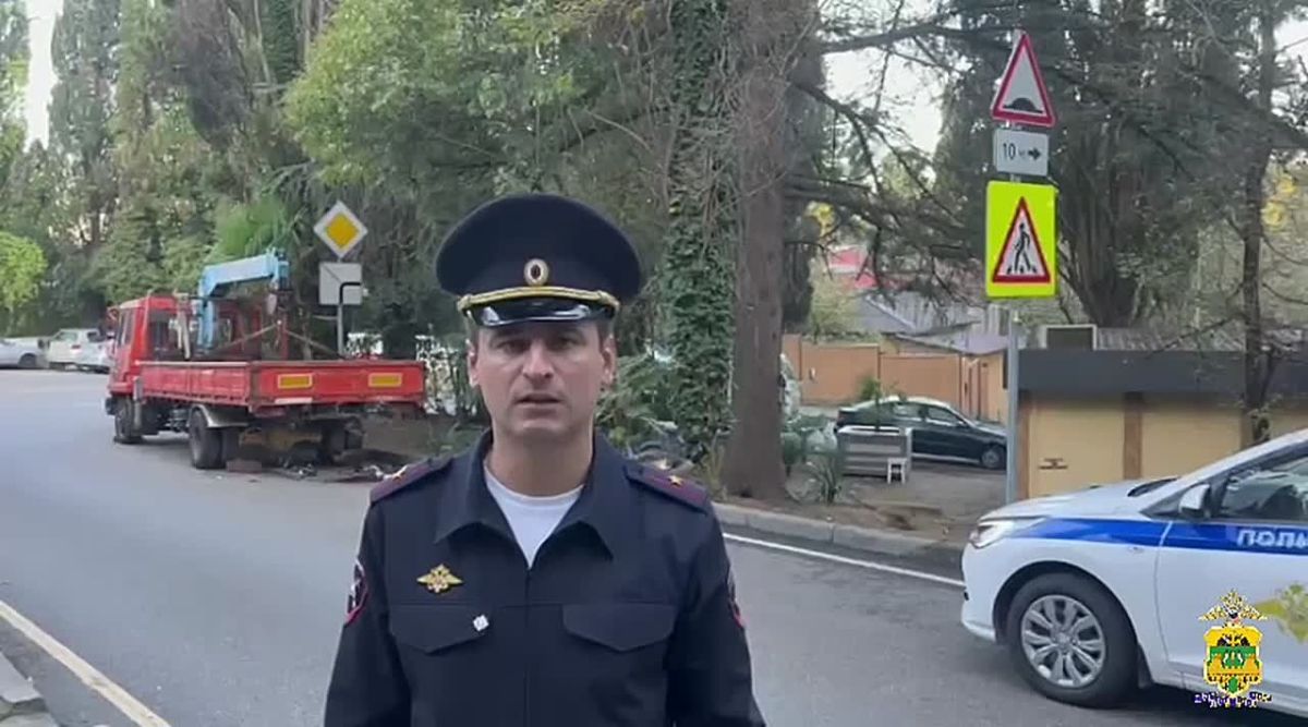 Смертельное ДТП в Сочи. Сегодня в 5:45 часов на ул. Учительской г. Сочи водитель скутера столкнулся с припаркованным у края дороги эвакуатором