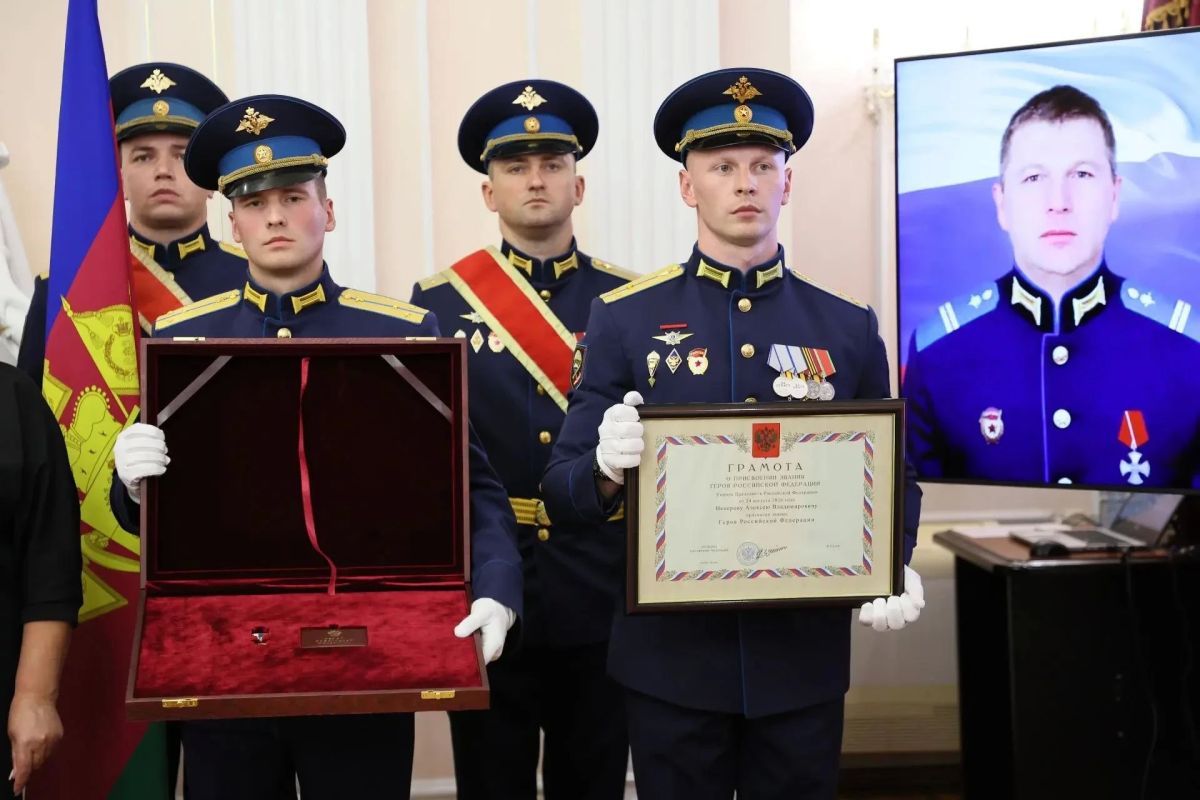 Губернатор Вениамин Кондратьев передал семье Героя России Алексея Неверова медаль «Золотая Звезда»