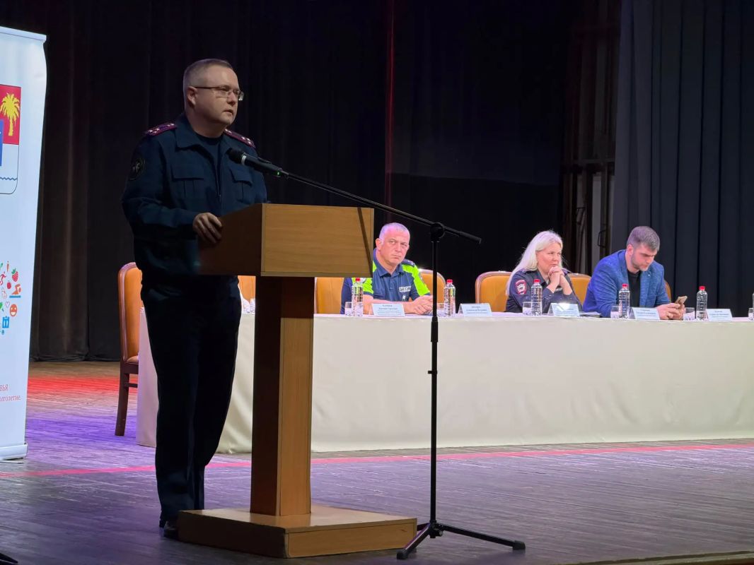 В Сочи представитель следственного управления СКР по Краснодарскому краю провел учебное занятие со школьниками и студентами