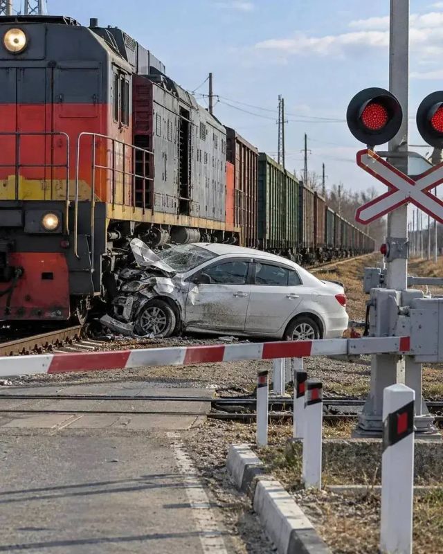 Главное 25 октября:. 1Грузовой поезд въехал в легковушку на переезде между Брюховецкой и Придорожной