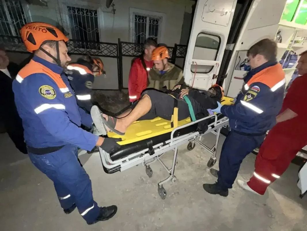 В Новороссийске выходя из машины, мужчина попал в выкопанную траншею