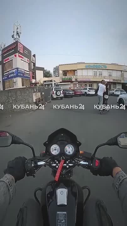 Четверо подростков на одном самокате влетели в припаркованную машину