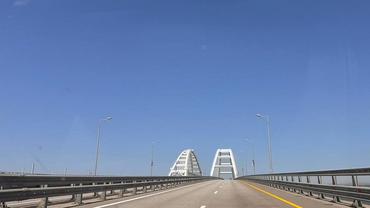 В очереди перед Крымским мостом со стороны Керчи стоят 300 автомобилей