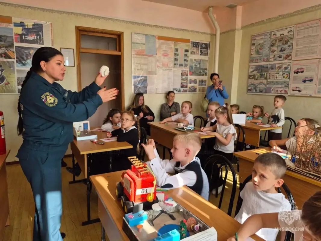 Перед осенними каникулами первоклассникам напомнили правила пожарной безопасности