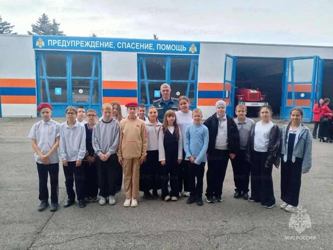Юнармейцы стали гостями пожарной части в поселке Мостовском