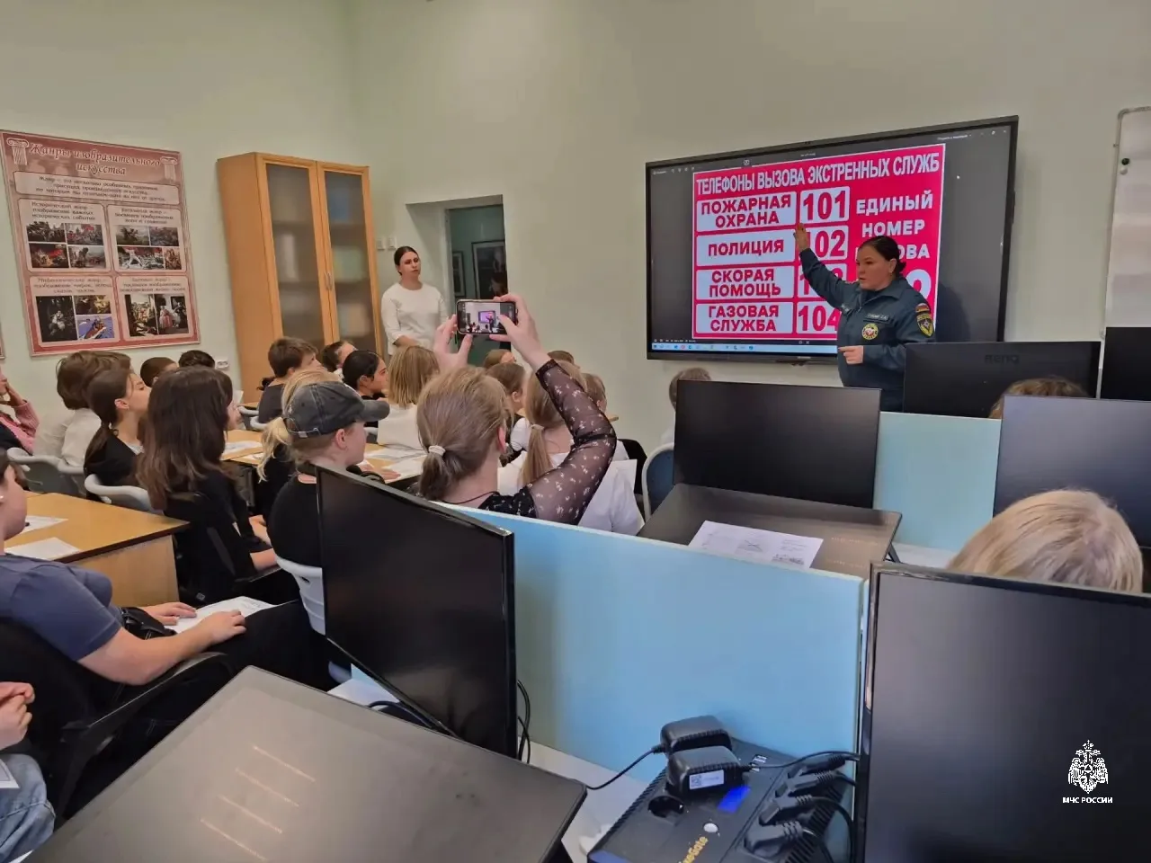 Урок безопасности в художественной школе Апшеронска: как МЧС России учит детей действовать в чрезвычайных ситуациях