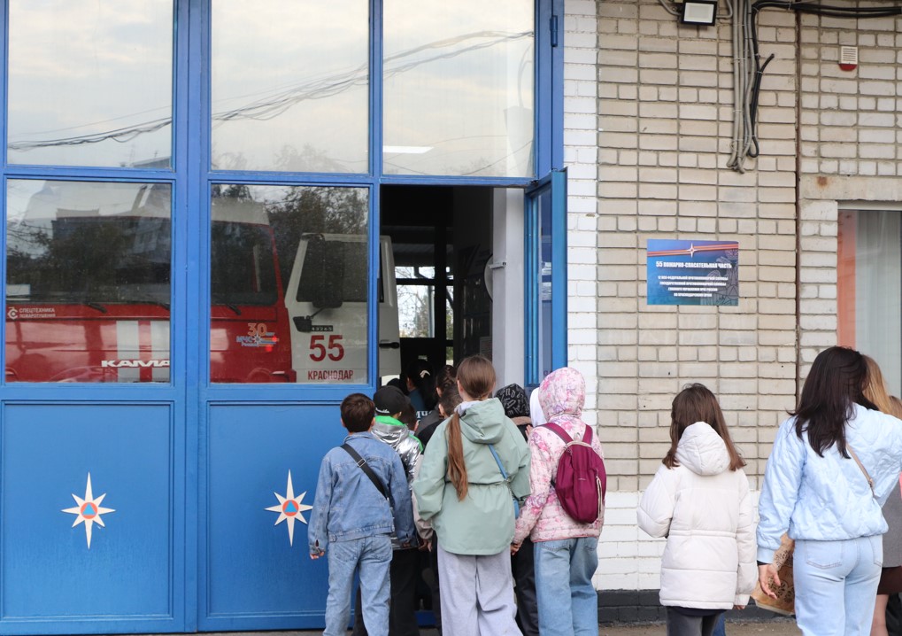 Краснодарские пожарные приняли в гостях пятиклассников