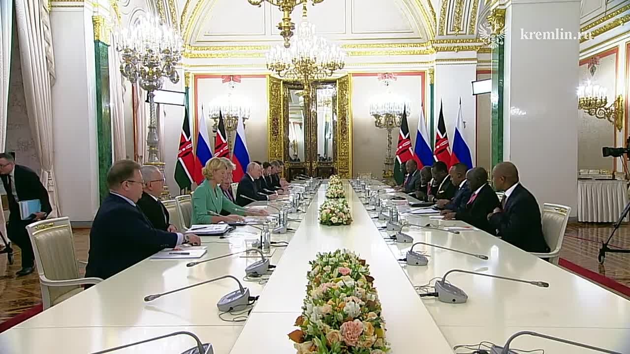 Президент Российской Федерации Владимир Путин и Президент Республики Кения Уильям Самоэй Руто провели беседу в Кремле «на полях» саммита #РоссияАфрика (29 октября 2026 года)