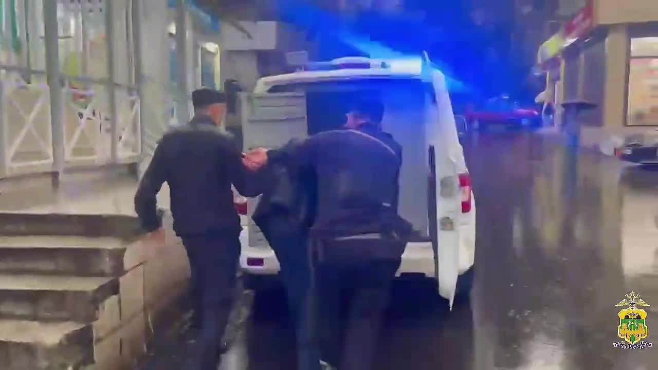В Сочи мужчина с ножом напал на сотрудницу аптеки: ее спас очевидец